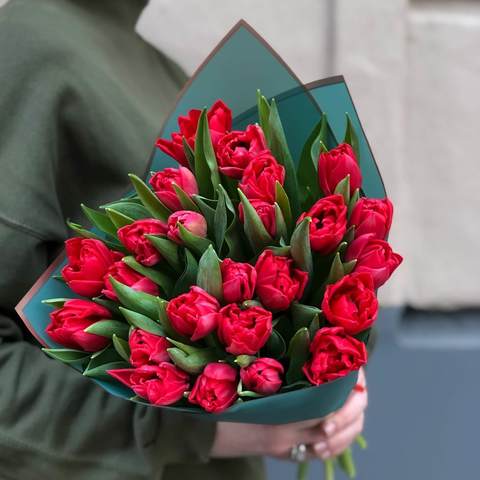 25 червоних піоновидних тюльпанів
