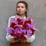 Photo of Bright bouquet with dianthus and spray roses «Interesting Accent»