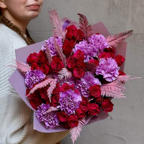 Photo of Bright bouquet with dianthus and spray roses «Interesting Accent»