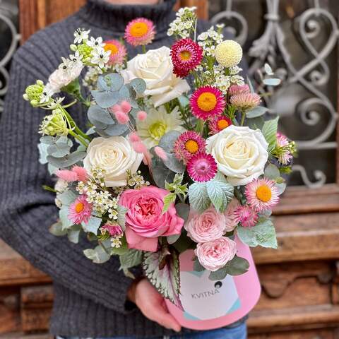 Цветы в коробке «Конфи из роз», Цветы: Лагурус, Роза пионовидная, Хамелациум, Георгина, Орнитогалум
