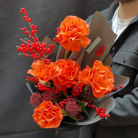 Bouquet «Lovely fire», Flowers: Rose, Ilex, Skimmia