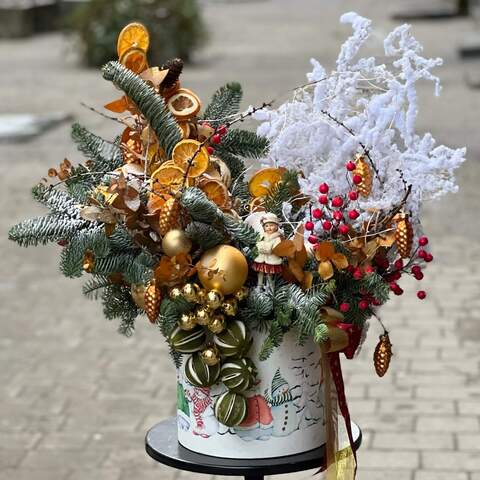 Bright Christmas composition of nobilis and tangerines «Golden glitter», Flowers: Nobilis, Asparagus, Tangerines, Cones, Decor