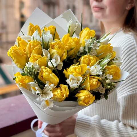 Bouquet in warm colors «Sunny Sky», Flowers: Oxypetalum, Iris, Tulipa