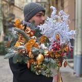 Photo of Bright Christmas composition of nobilis and tangerines «Golden glitter»