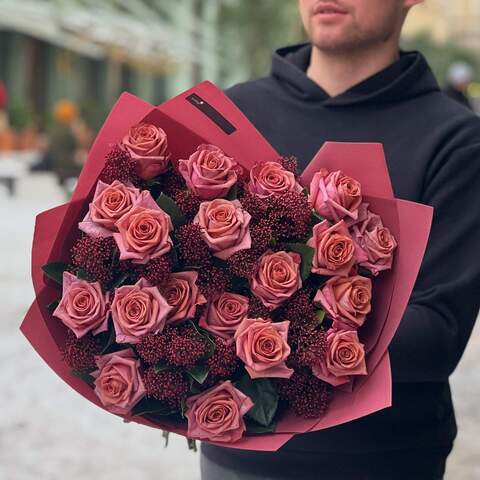 19 бордово-карамельных роз Barista со скиммией, Цветы: Роза, Скимия