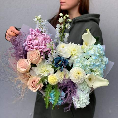 Bouquet «Blueberry shades», Flowers: Miscanthus, Chrysanthemum, Tulipa, Hydrangea, Zantedeschia, Dianthus, Dahlia, Delphinium, Rose