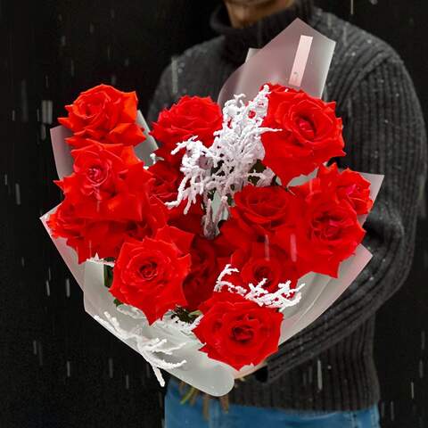 15 выкрученных роз в букете «Зимний костёр», Цветы: Роза, Заснеженные веточки