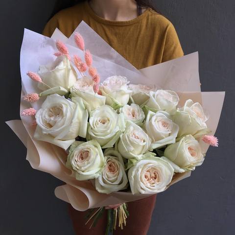 Bouquet of 17 fragrant roses White O'Hara