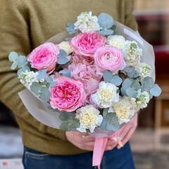 Вишуканий букет з півонієподібними трояндами та ранункулюсами «Романтичний привіт»