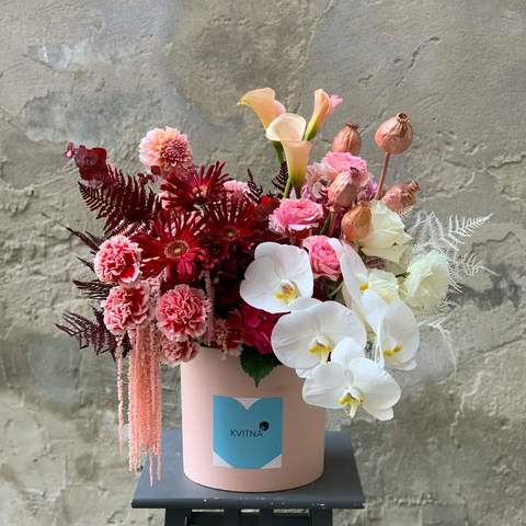 Flowers in a box «Berry sherbet», Flowers: Hydrangea, Phalaenopsis, Rose, Pion-shaped rose, Dianthus, Zantedeschia, Papaverum, Eucalyptus, Amaranthus, Gerbera, Dahlia, Ledervaren