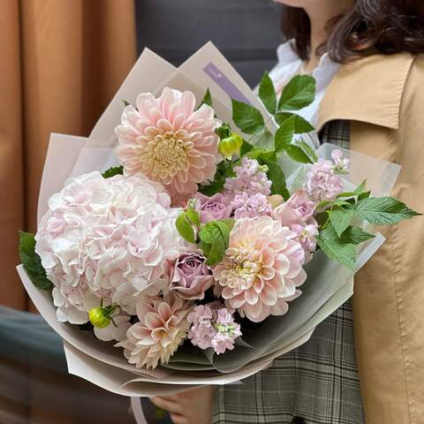 Bouquet «Light in your eyes», Flowers: Hydrangea, Matthiola, Dahlia, Rose, Rubus Idaeus
