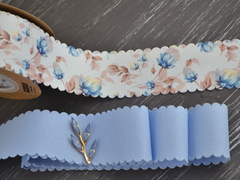 Стрічка Корея креп з хвилястими краями Біло-сині квіти на блакитному 40 мм