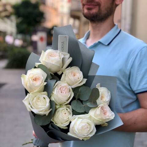 9 піоновидних троянд White O'Hara у букеті «Шовкова пелюстка», Квіти: Троянда піоновидна, Евкаліпт