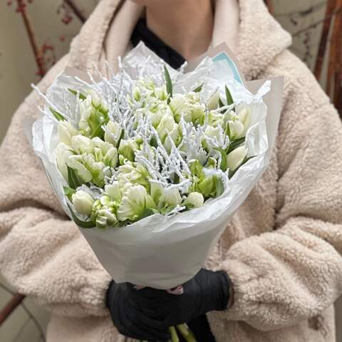 Photo of Light winter bouquet with Parrot tulips «Snowy Lace»