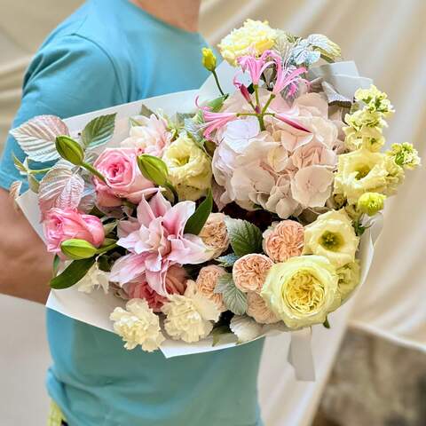 Photo of Exquisite bouquet with fragrant lilies «Gentle lightness»