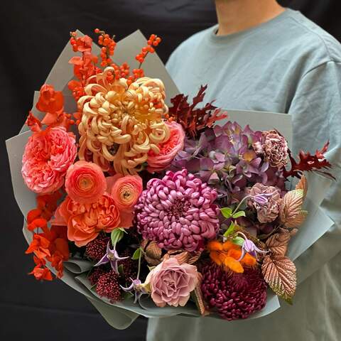 Bouquet «Autumn dream», Flowers: Chrysanthemum, Pion-shaped rose, Ranunculus, Hydrangea, Ilex, Dianthus, Rubus Idaeus, Skimmia, Quercus, Eucalyptus