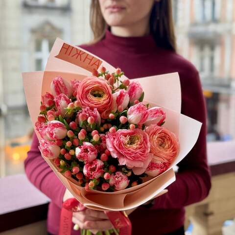 Spring bouquet in coral shades with tulips «Bright Spring», Flowers: Ranunculus, Hypericum, Tulipa