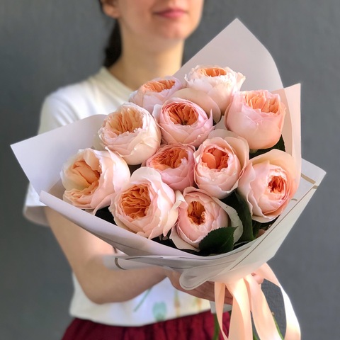 Пионовидные розы Juliet (Джульетта) - 11 шт., 11 Джульетт - достойный букет для первого свидания, знакомства. Ведь эти персиковые розы - самый романтический сорт, названный в честь Шекспировской Джульетты.