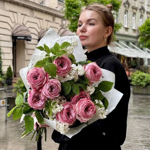 Ароматный букет с сиренью и розой Peony Kiss «Окружающая нежность», Цветы: Роза пионовидная, Малина (листья), Сирень
