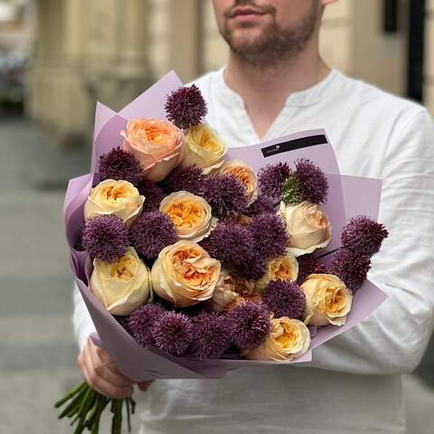 Contrasting bouquet with alliums «Blackberry Praline», Flowers: Pion-shaped rose, Allium