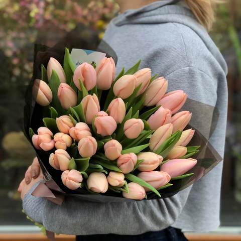 Premium Tulips «Thijs Boots», Salmon tulips - in a bouquet of 33 tulips.