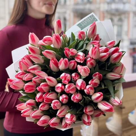 Photo of Exquisite two-tone classic tulips in a bouquet «Spring Touch»