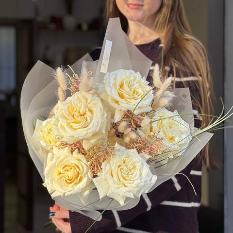Cream elegant bouquet of roses and grevillea «Cozy warmth», Flowers: Rose, Grevillea, Bergras, Lagurus