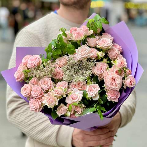 Нежный букет из кустовой розы «Лесная роза», Цветы: Малина (листья), Роза кустовая, Даукус