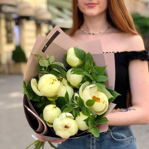 Light bouquet of peonies and raspberry greenery «Lemon lollipops», Flowers: Paeonia - 9 pcs., Rubus Idaeus