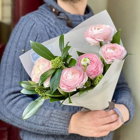 Delicate bouquet of ranunculus and skimmia «Gentle compliment», Flowers: Ranunculus, Skimmia
