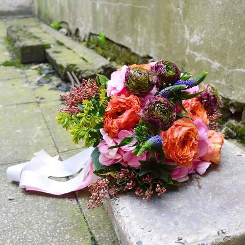 Цветной букет с розами каролуна, синей вероникой и нежно розовой гортензией, Букет для стильных и ярких