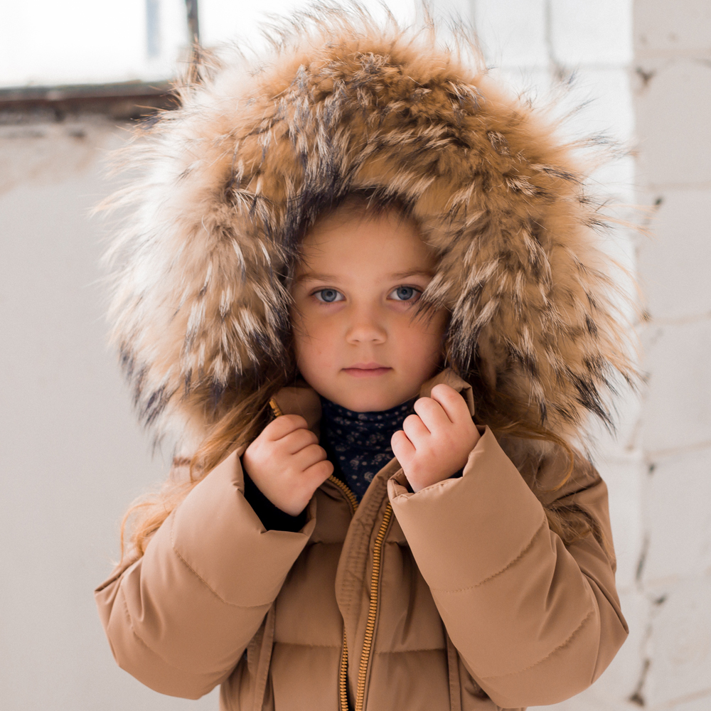 Детский зимний комбинезон бежевого цвета и опушкой из натурального меха