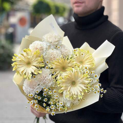 Bouquet «Vanilla city», Flowers: Gerbera, Tanacetum, Dianthus