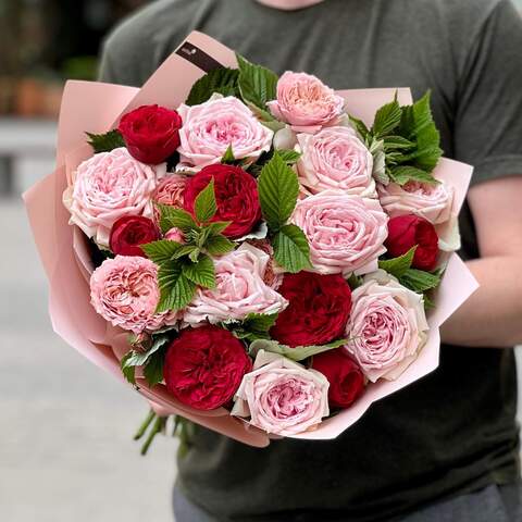 Exquisite bouquet of peony roses «Victorian Luxury», Flowers: Pion-shaped rose, Rubus Idaeus, Peony Spray Rose