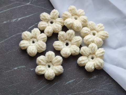 Квітка з пелюстками в'язана молочна (ручна работа)