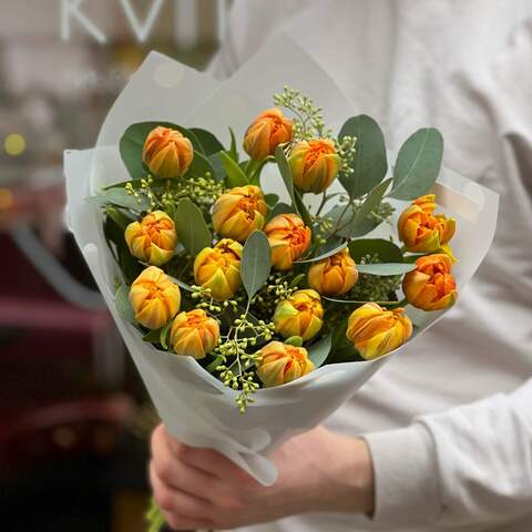 15 оранжевых тюльпанов с эвкалиптом в букете «Огненная сальса», Цветы: Тюльпан, Эвкалипт