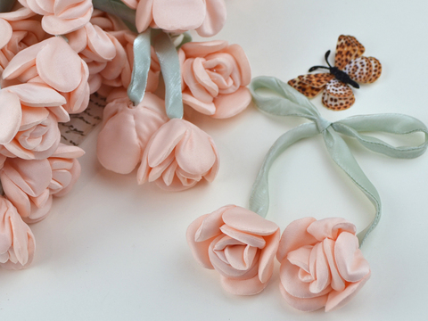 Весняна квітка на стрічці персикова