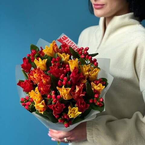 Bouquet «Bright note», Flowers: Tulipa, Hypericum
