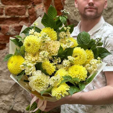 Joyful bouquet of dahlias and matthiolas «Creamy Sun», Flowers: Matthiola, Rubus Idaeus, Dahlia