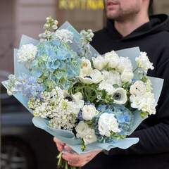 Весняний ароматний букет у біло-блакитних кольорах «Світлі почуття»
