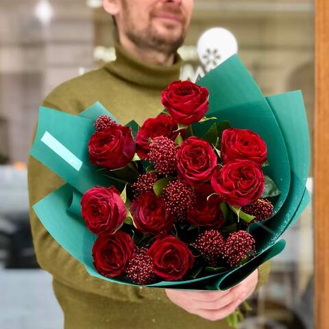 Насыщенный букет из 11 пионовидных роз Mayra Red и скиммии «Рубиновый лепесток», Цветы: Роза пионовидная, Скимия
