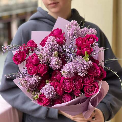 Яркий букет из изысканных цветов «Львовский поцелуй», Цветы: Роза кустовая, Сирень, Гениста
