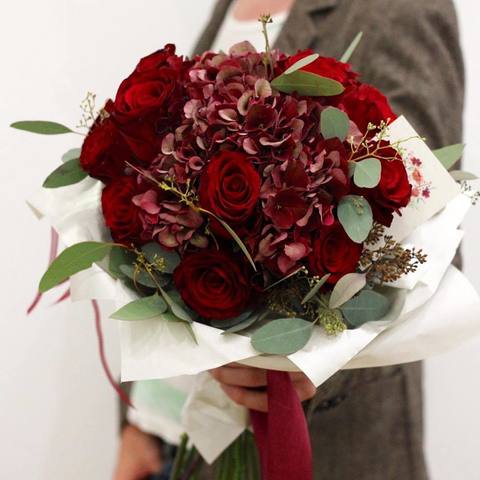 Букет з 15 бордових троянд та гортензії «Осінь в букеті», Прекрасний спосіб передати почуття на відстані