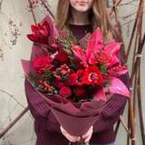 Photo of Bright red bouquet «Ruby Dawn»