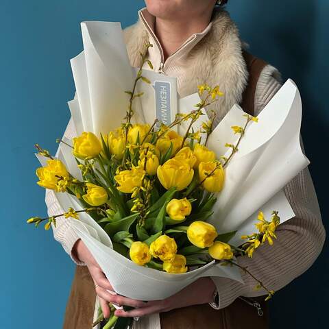 17 піоновидних тюльпанів у букеті «Жовта примха», Квіти: Тюльпан піоновидний, Форзиція