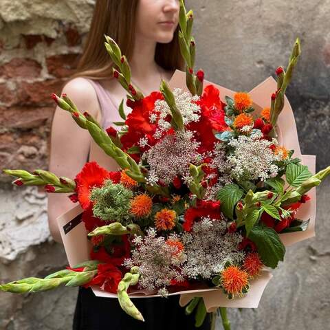 Bright bouquet with gladioli «Passionate Summer», Flowers: Rubus Idaeus, Daucus, Gladiolus, Carthamus