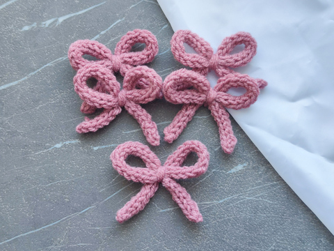 Бантик з хвостиками в'язаний ліловий (ручної работи)