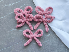 Бантик з хвостиками в'язаний ліловий (ручної работи)