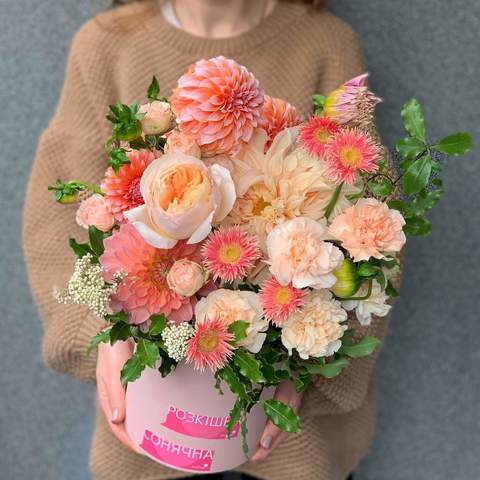 Коробка з квітами «Нектарин», Квіти: Троянда піоновидна, Гербера, Жоржина, Діантус, Озотамнус, Піттоспорум