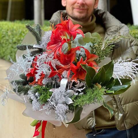 Snow-red bouquet of amaryllis and pine needles «Holidays», Flowers: Hippeastrum, Asparagus, Nobilis, Magnolia, Skimmia, Eucalyptus